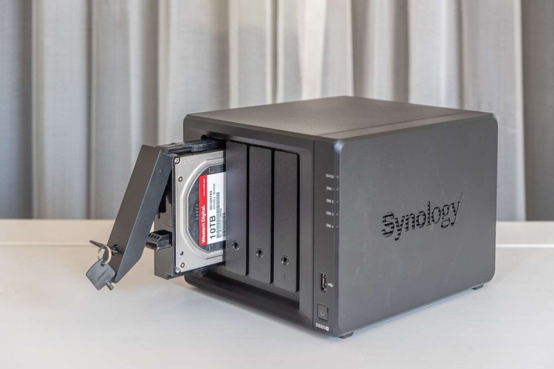 The Synology DS920+, with HDD western digital 10TB.